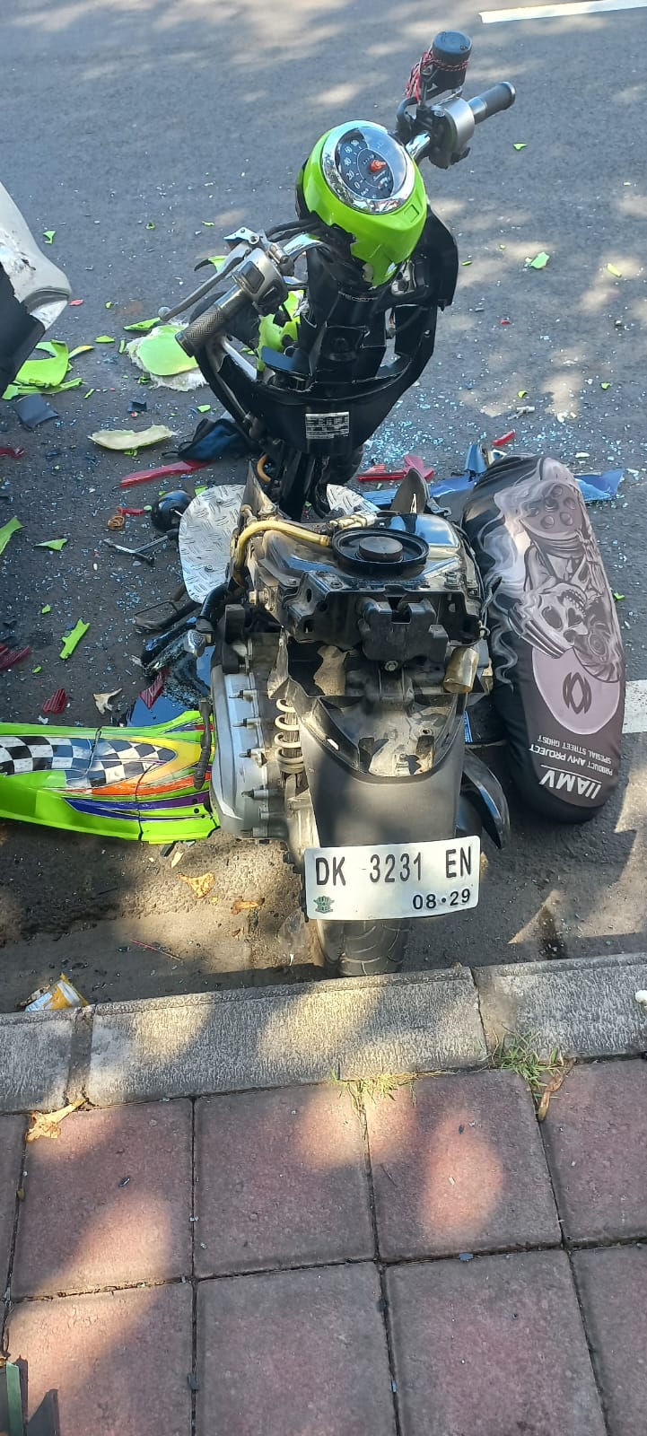 HANCUR: Motor yang dikendarai remaja inisial IWBP hancur usai menabrak mobil parkir. (Humas Polresta Denpasar)