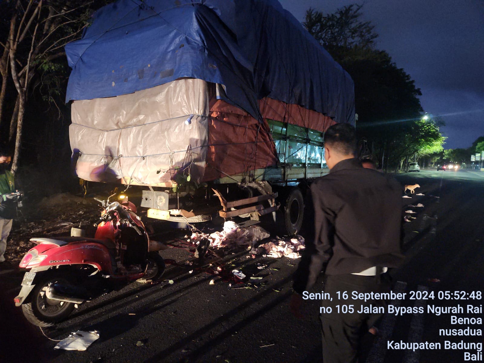 TABRAK: Motor Honda Scoopy tersangkut usai tabrak bak truk di depan Lapangan Lagoon, Kuta Selatan, Badung. (Humas Polresta Denpasar)