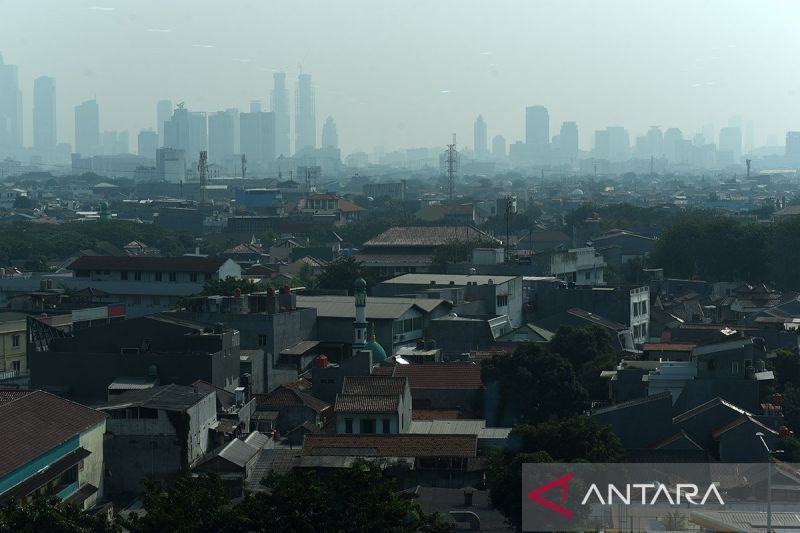 Ilustrasi. Suasana deretan gedung yang tersamar polusi di Jakarta Timur.