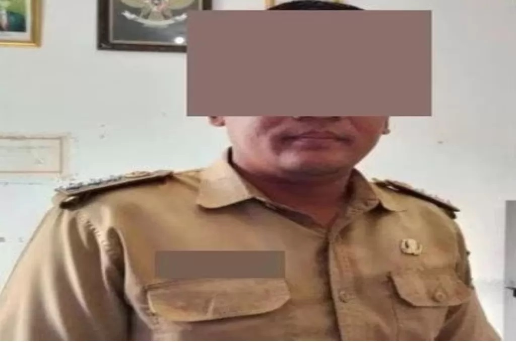 Oknum camat di Karawang berinial G yang diduga berbuat asusila dengan seorang bidan di dalam mobil di parkiran sebuah rumah sakit kawasan Rengasdengklok. (ISTIMEWA)