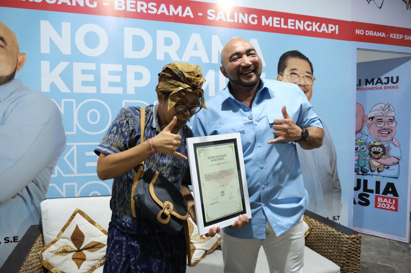 KOMITMEN: Calon Gubernur Bali dari Koalisi Indonesia Maju (KIM) Plus Made Muliawan Arya alias De Gadjah menandatangani pernyataan komitmen siap dikritik yang diinisiasi Kak Onyot pada Minggu (15/9)