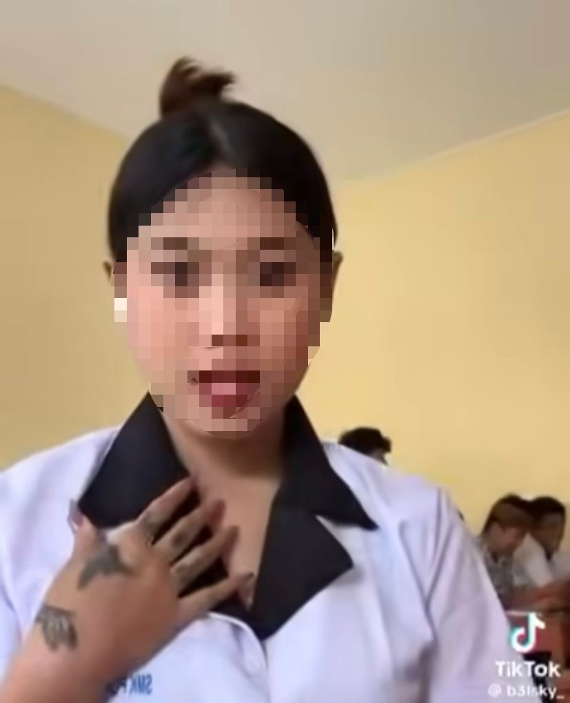 VIRAL: Tangkapan layar dari video siswi diduga dari SMK PGRI 6 Denpasar berjoget tunjukan tato dan tindik