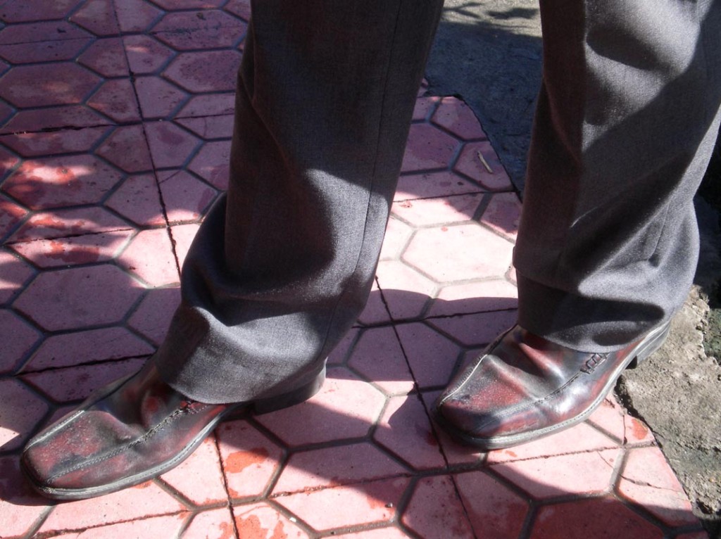 LANGKAH KAKI: Mengawali langkah dengan kaki kanan diyakini membawa efek tertentu bagi kehidupan.