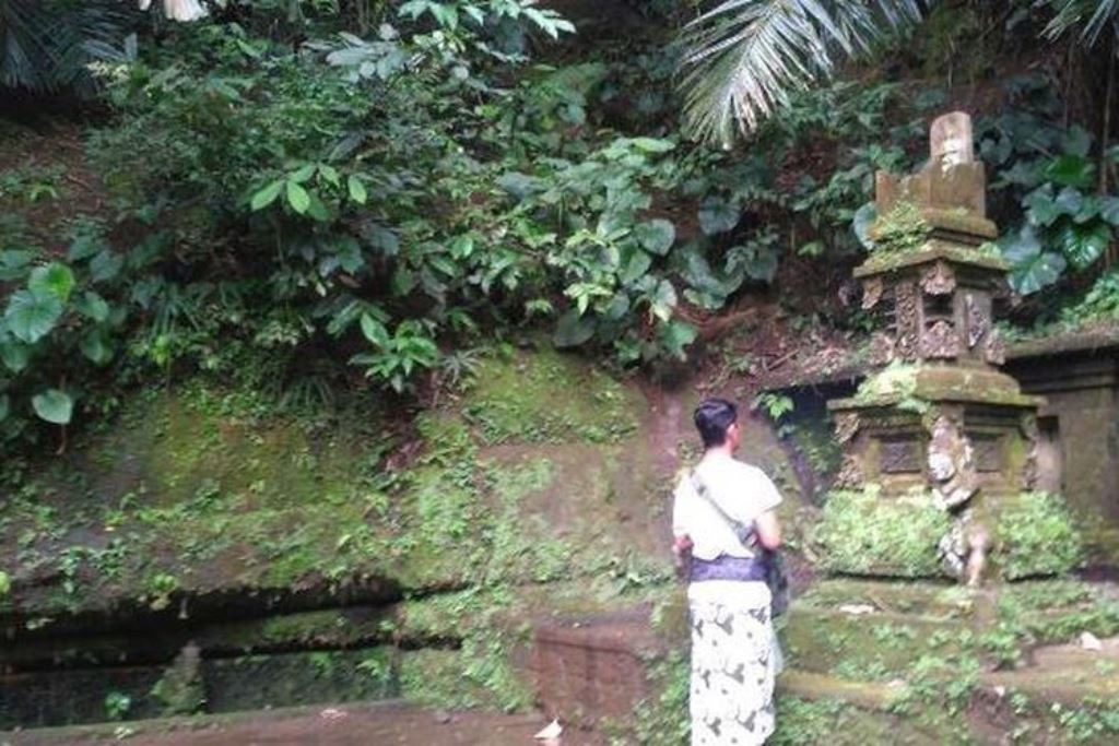 Beji Pura Taman Sari yang terletak di Banjar Muluk Babi, Desa Sangeh, Kecamatan Abiansemal, Kabupaten Badung, Bali.