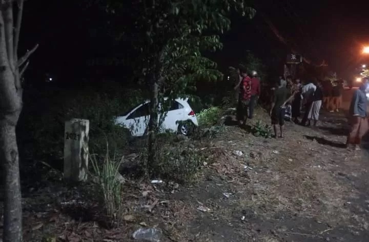 OLAH TKP: Anggota Unit Laka Satlantas Polres Gresik melakukan olah TKP kecelakaan di Jalan Raya Desa Sukowati Kecamatan Bungah, Kabupaten Gresik, Rabu (11/9). (Yudhi Radar Gresik)