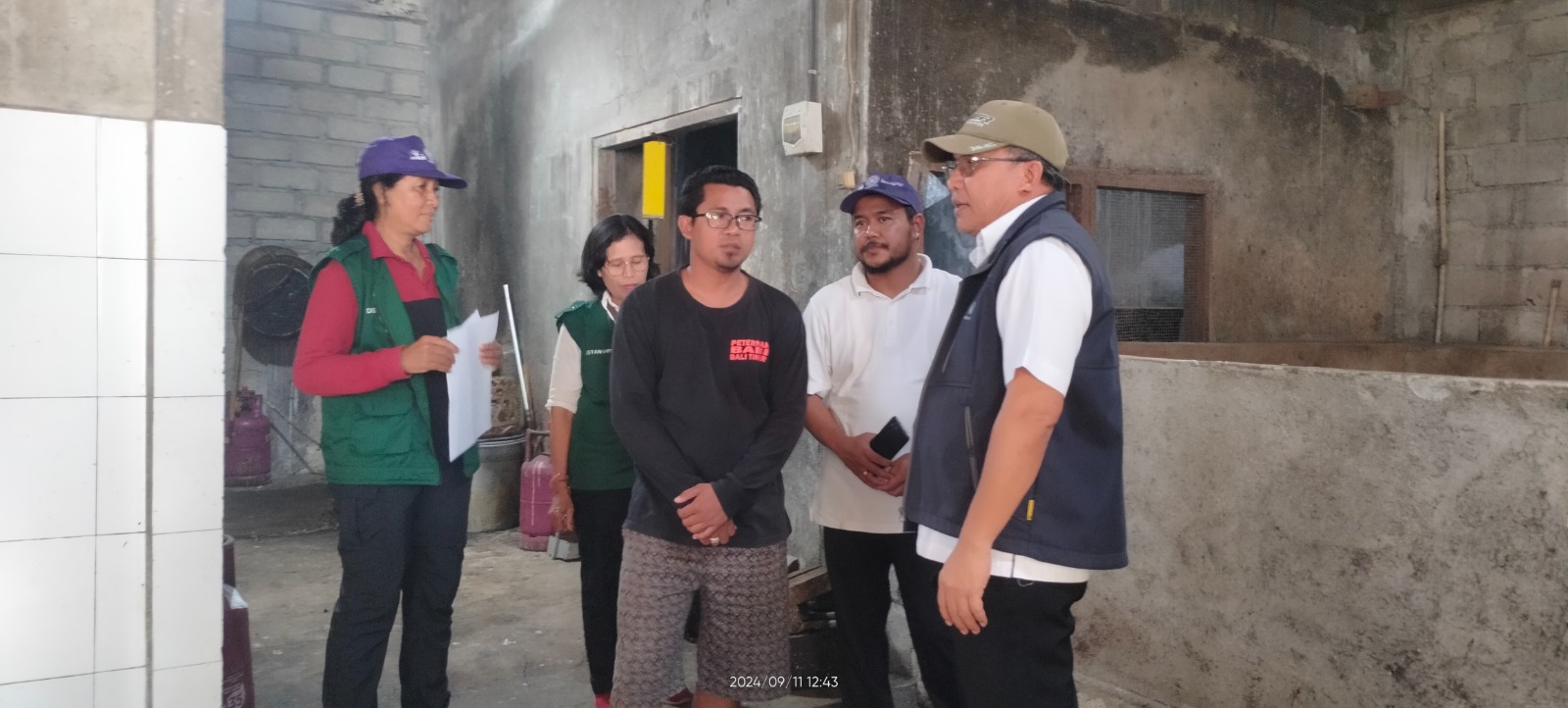 PANTAU: Distan PP Karangasem melakukan pemantauan ke tempat pemotongan babi di Karangasem.
