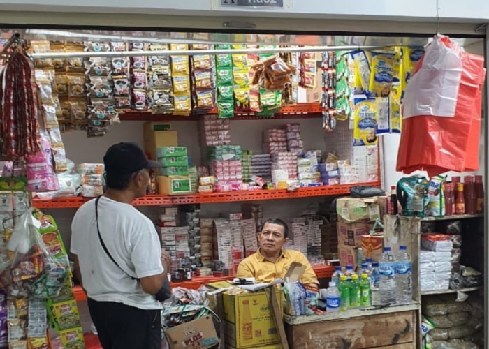 MULAI DITEMPATI : Beberapa pedagang terlihat mulai berjualan di dalam Pasar Negara Bahagia, Selasa (17/9/2024).