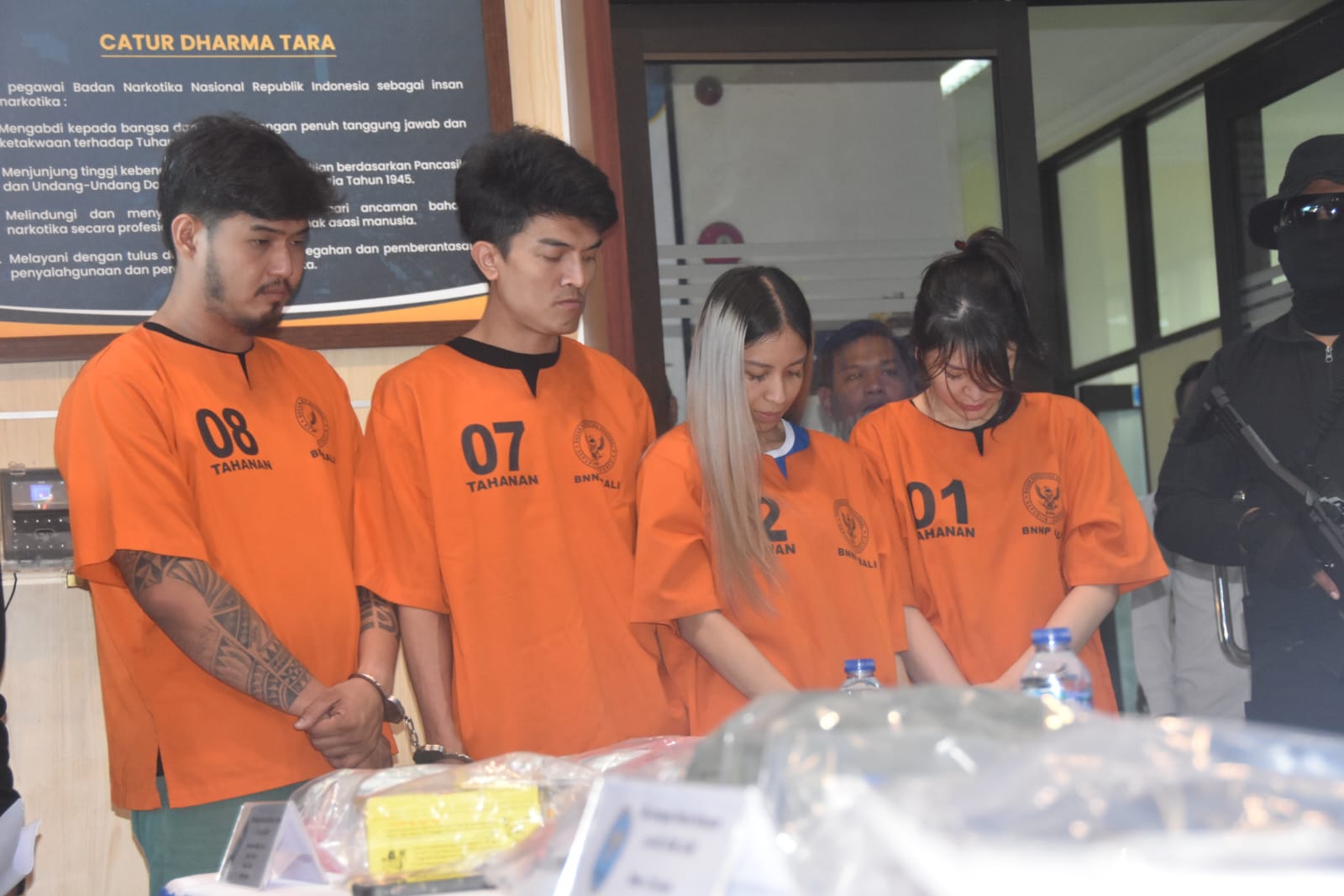 Sejoli: RJ dan pacarnya WW (Tengah) bersama dengan D paling kiri dan VRR paling kanan yang merupakan jaringan narkoba internasional. (Bali Express/Agung Bayu)