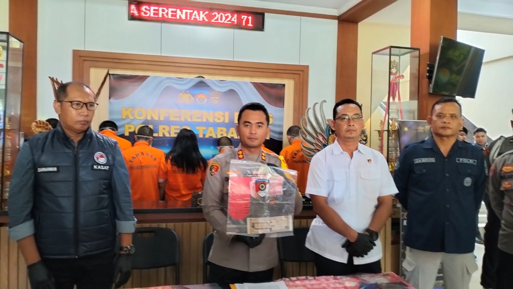 KASUS PENCURIAN: Kapolres Tabanan  AKBP Chandra Citra Kesuma, Selasa (17/9), menunjukkan barang bukti kasus pencurian yang berhasil diamankan Polres Tabanan.