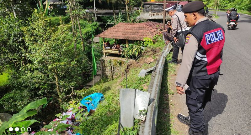 Truk bermuatan bir truk terguling di Jalan Umum Antosari-Pupuan, tepatnya di Banjar Sanda, Desa Sanda, Kecamatan Pupuan, Tabanan pada Sabtu (14/9/2024).
