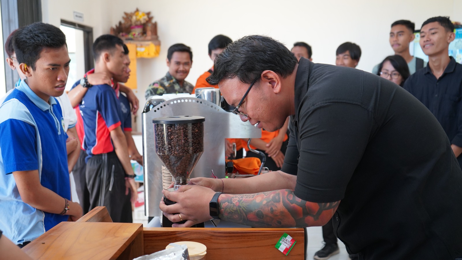 Pelatihan barista yang diberikan kepada para remaja difabel di Buleleng.