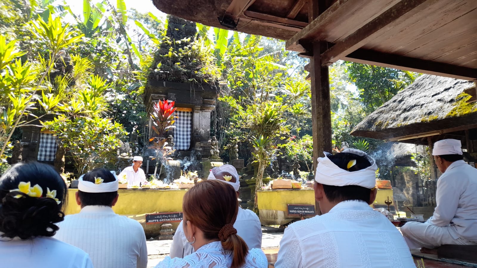 SEMBAHYANG : Pelaksanaan persembahyangan oleh umat Hindu sebagai bhakti kepada Tuhan Yang Maha Esa.