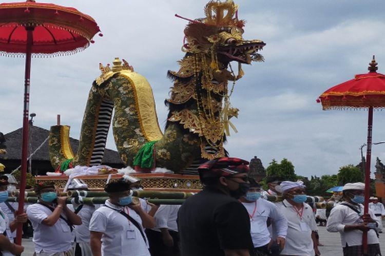 NAGA BANDA: Naga banda merupakan sebuah wahana yang digunakan saat Ngaben atau Palebon keluarga puri atau keturunan raja di Bali. Erat kaitannya dengan Dang Hyang Dwijendra.