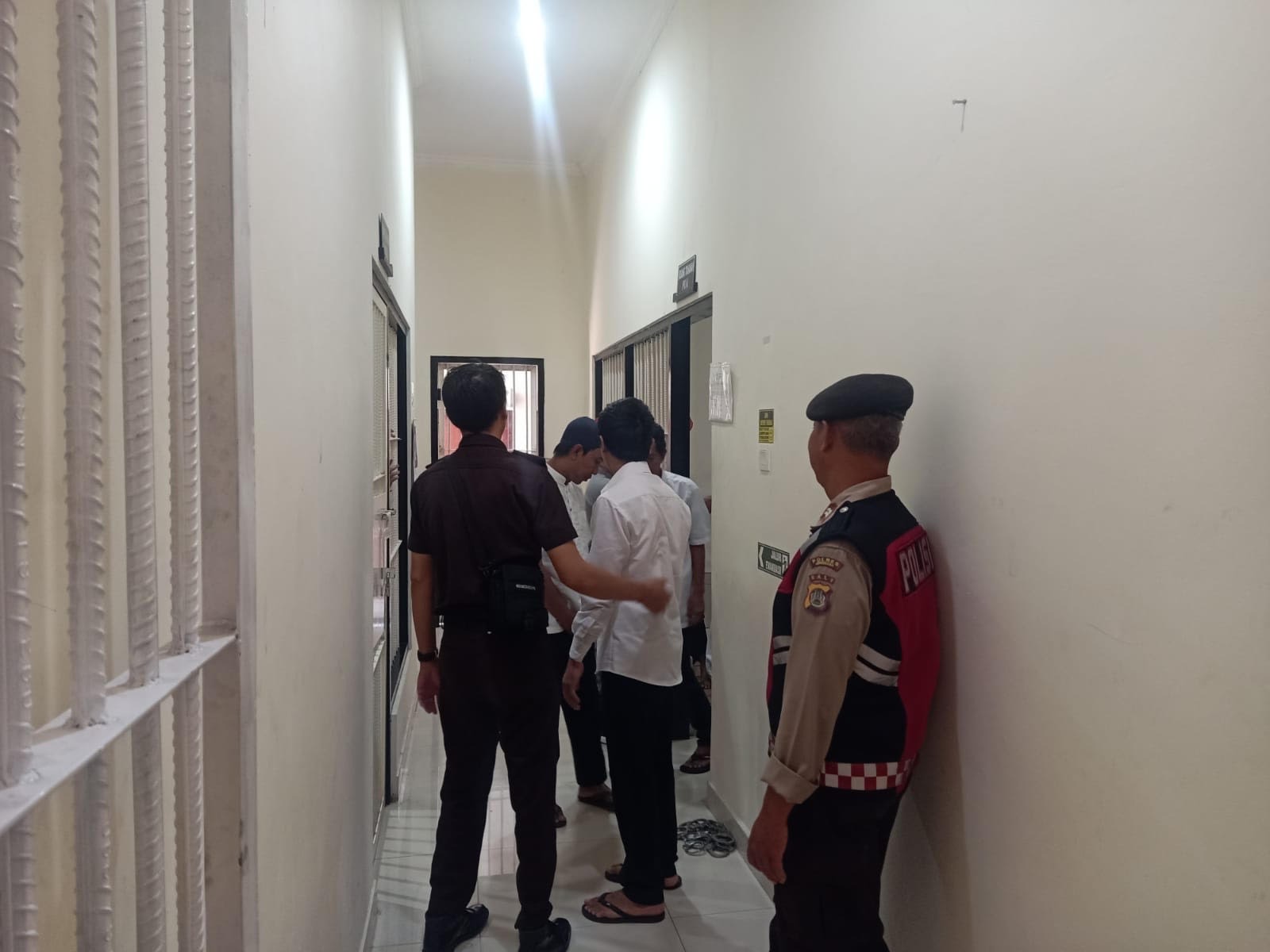 SIDANG: Ketiga terdakwa kasus narkoba usai menjalani sidang putusan di Pengadilan Negeri Negara, Selasa (17/9/2024).