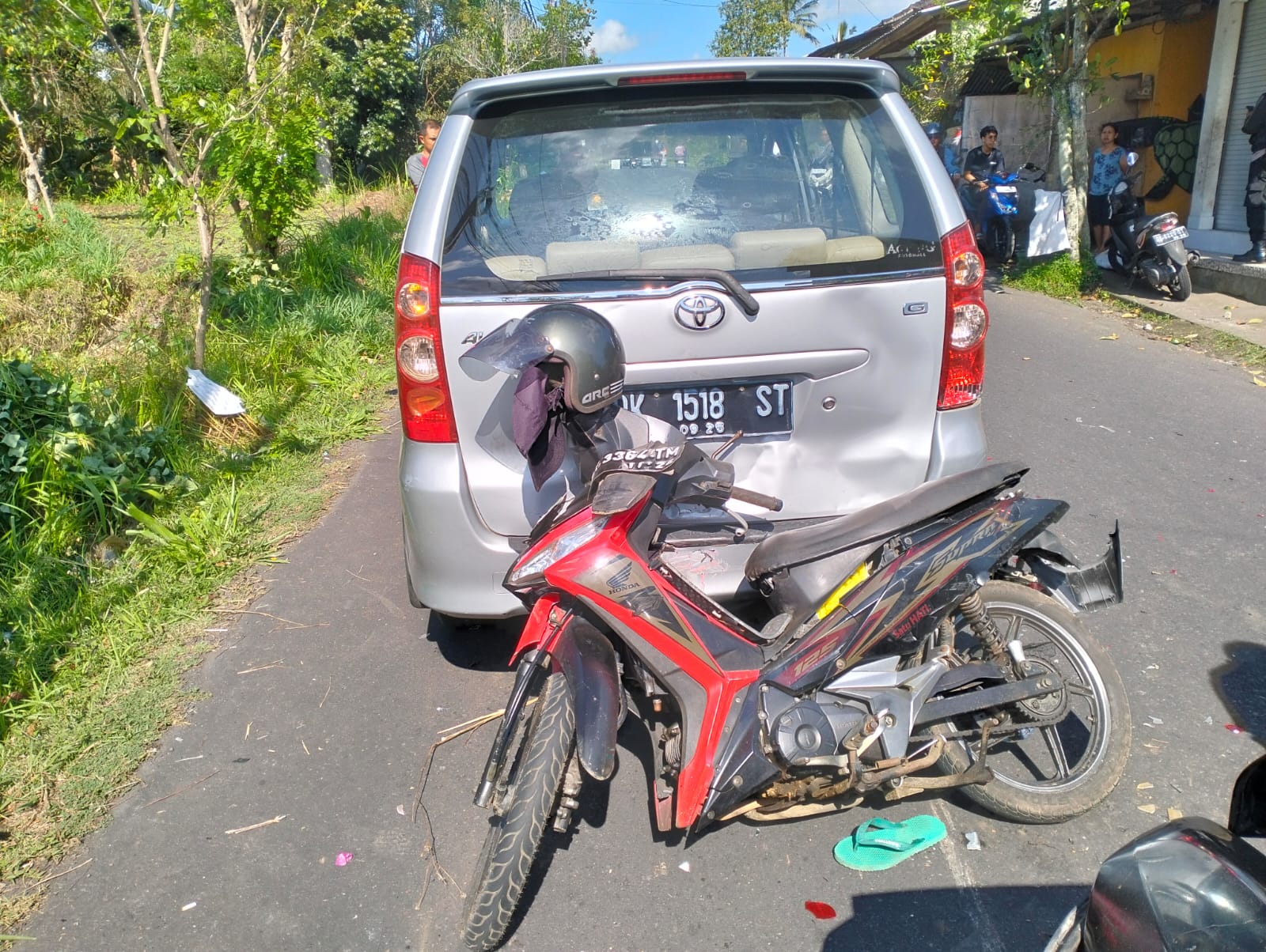 LAKALANTAS: Lakalantas di Banjar Dinas Tihingan Kauh, Desa dan Kecamatan Bebandem, Selasa (17/9) yang melibatkan dua mobil dan dua sepeda motor.