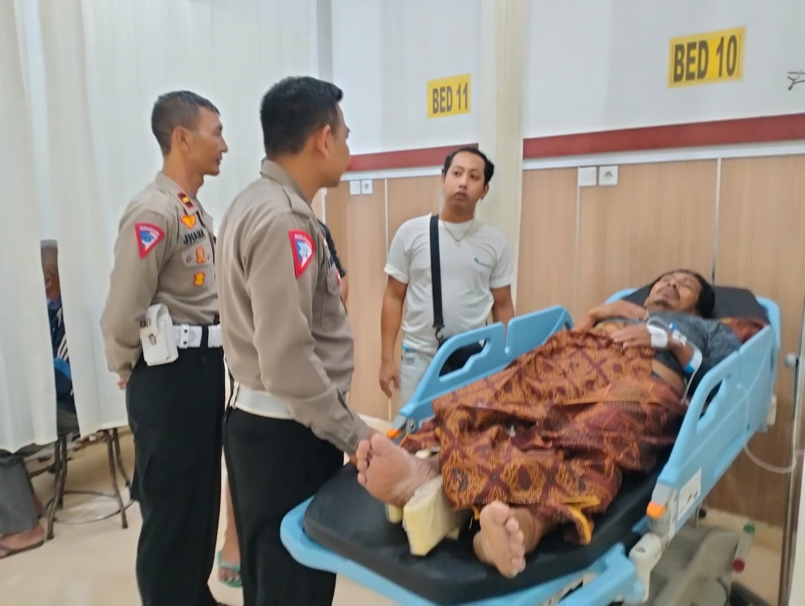 RUMAH SAKIT: Seorang pemotor bernama Suwardana dilarikan ke rumah sakit usai terlibat kecelakaan melibatkan dua mobil dan dua sepeda motor di Bebandem, Karangasem.