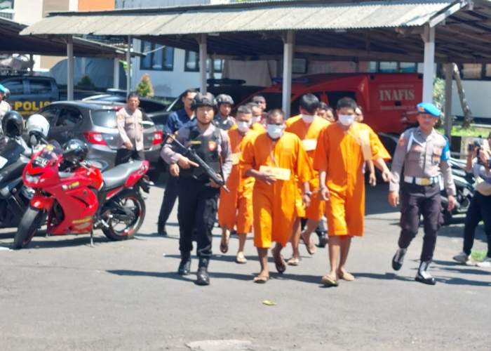Para tersangka kasus narkoba saat diamankan di Mapolres Klungkung.