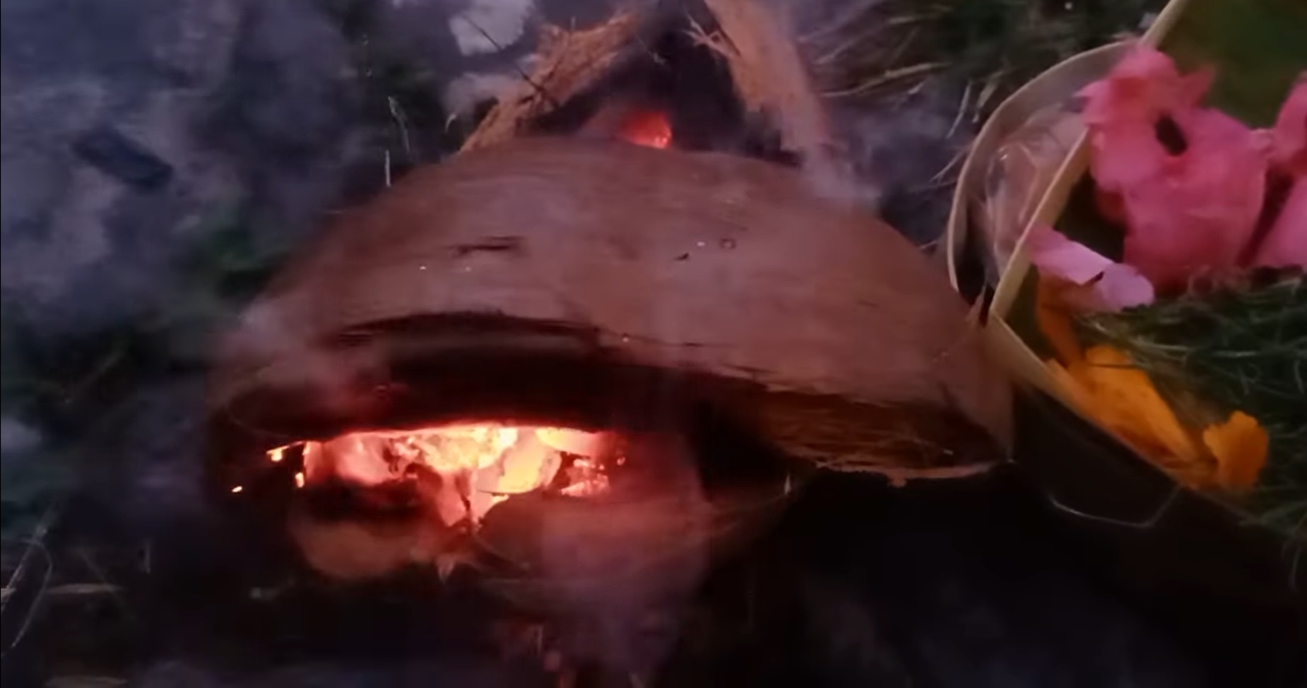 Batok Kelapa tua sebagai simbol Kala pada api takepan, Posisi menyerupai Tapak Dara