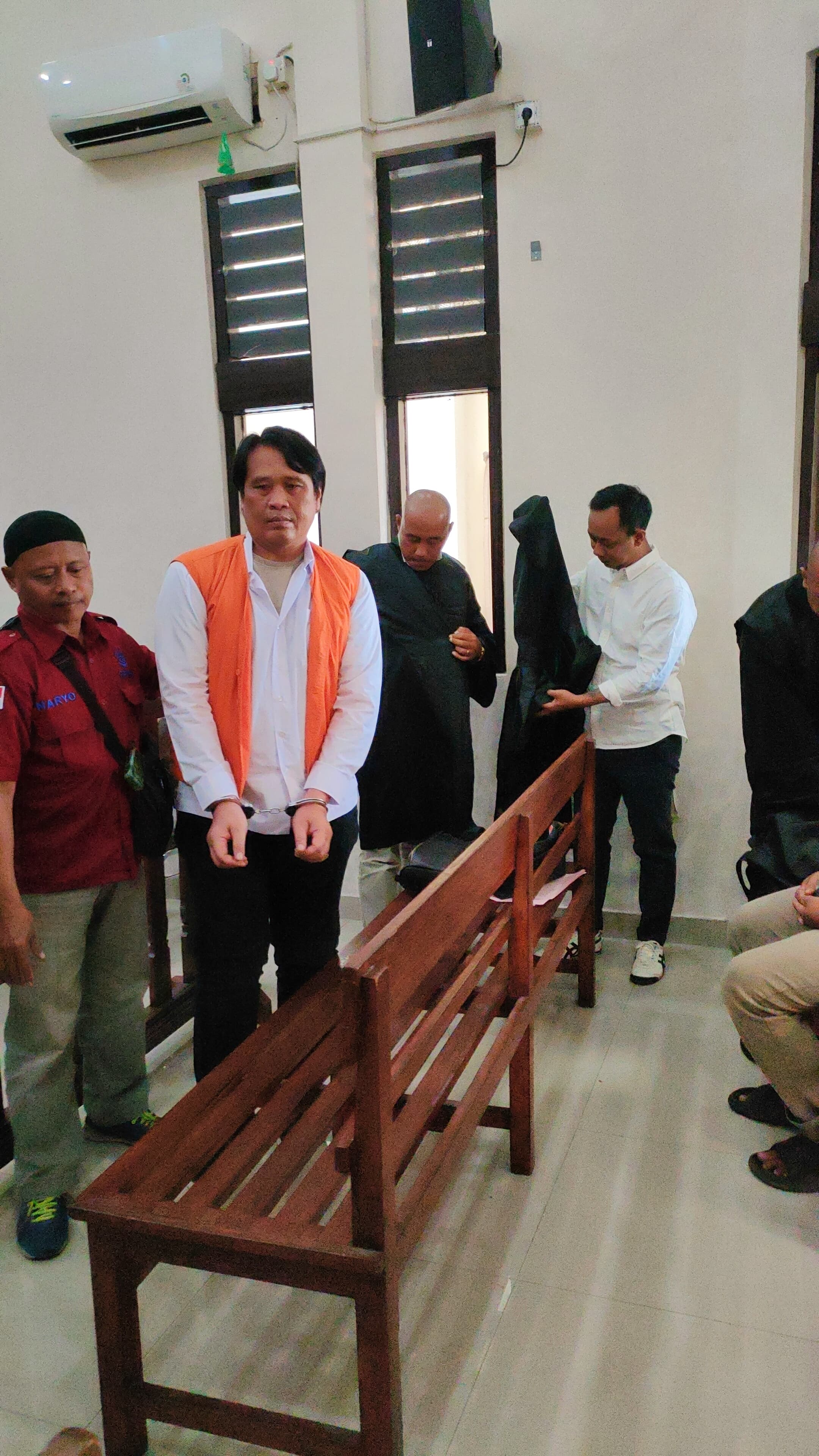 TERDAKWA: Sukojin saat menjalani sidang perdana di PN Denpasar atas kasus kebakaran gudang gas LPG yang menewaskan 18 orang. (Bali Express/I Gede Paramasutha)
