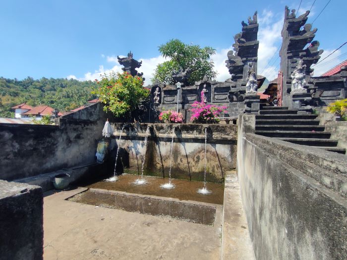 Pancoran Desa Les, tempat pemandian umum yang masih digunakan sampai kini.