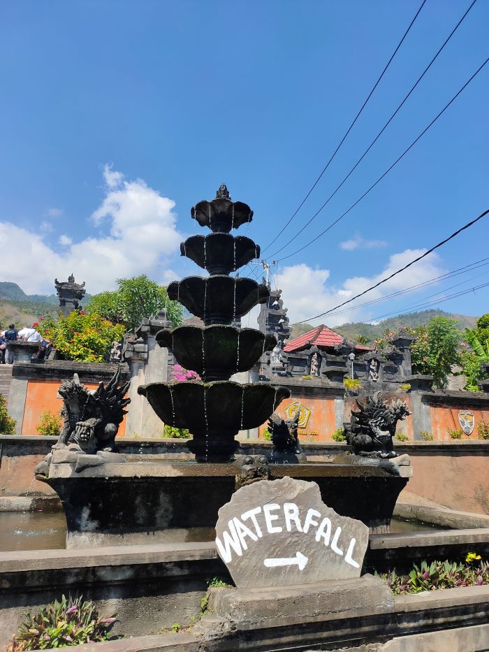 Taman air mancur di depan pemandian umum yang dulu dimanfaatkan sebagai tempat pemandian kuda.