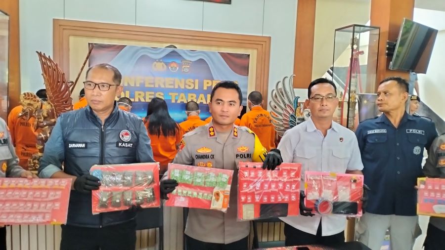 Polres Tabanan saat merilis 13 tersangka kasus penyalahgunaan narkotika di lobi Polres Tabanan, Bali pada Selasa (17/9/2024).
