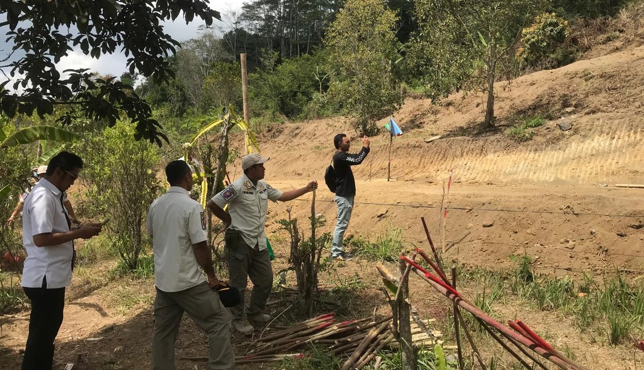Satpol PP Bangli bersama instansi terkait mengecek pengerukan lahan di Bukit Payang, Kintamani, Bangli, pada Rabu (18/9/2024).