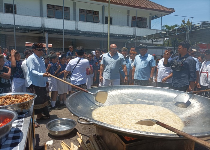 Chef Bobon Santoso saat memasak besar di Lapangan Gunaksa, Klungkung.