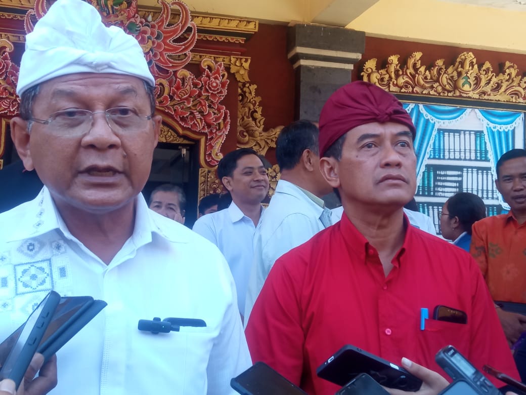 Pasangan calon bupati dan wakil bupati Buleleng, Nyoman Sutjdira dan Gede Supriatna usai melakukan sesi diskusi bersama mahasiswa di Universitas Panji Sakti Singaraja.