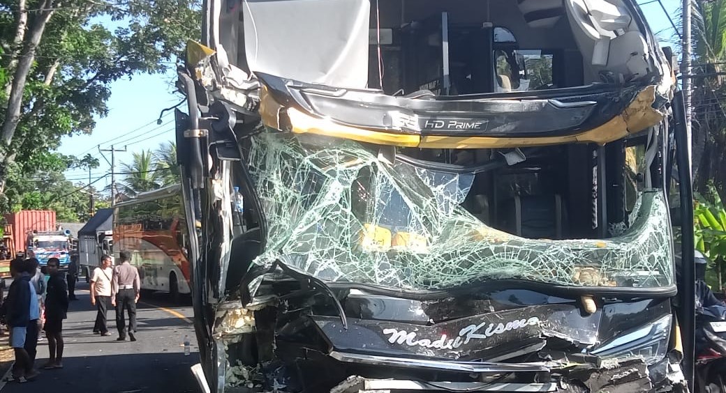 Bagian depan bus K 7124 OD rusak usai terlibat kecelakaan di Jalan Raya Denpasar-Gilimanuk, Desa Candikusuma, Kecamatan Melaya, Kabupaten Jembrana, Selasa (17/9/2024).