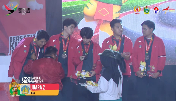 Tim Mobile Legend PON Bali saat penyerahan medali cabor Esports PON XXI/2024 Aceh-Sumut