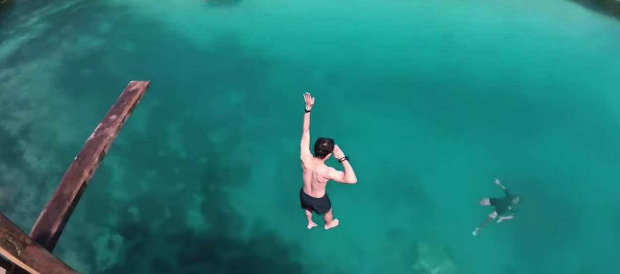 Danau Weekuri yang ada di Sumba dengan air biru kehijauan.