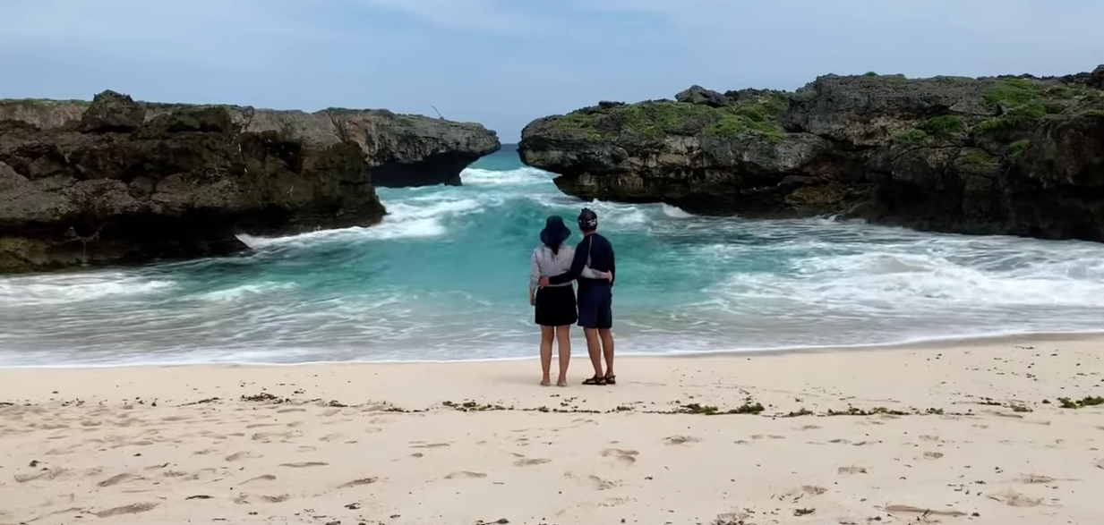 Pantai Mandorak menawarkan pesona yang luar biasa. Pantai ini dikelilingi oleh tebing karang yang membentuk sudut pandang yang indah.