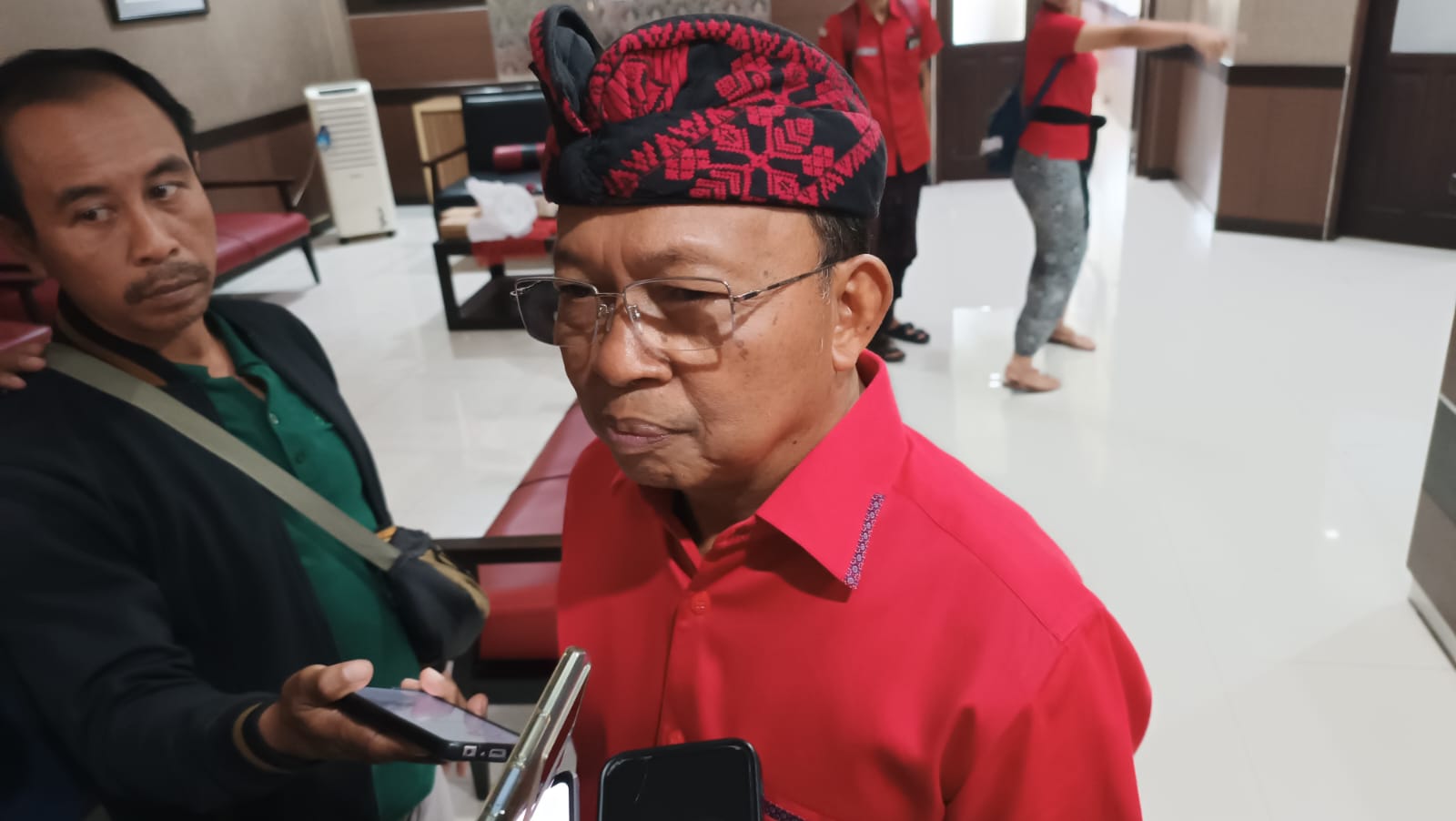 TEGAS: Calon Gubernur Bali, Wayan Koster diwawancara usai menghadiri rapat internal PDIP di Kantor DPD PDIP Bali pada Kamis (19/9)