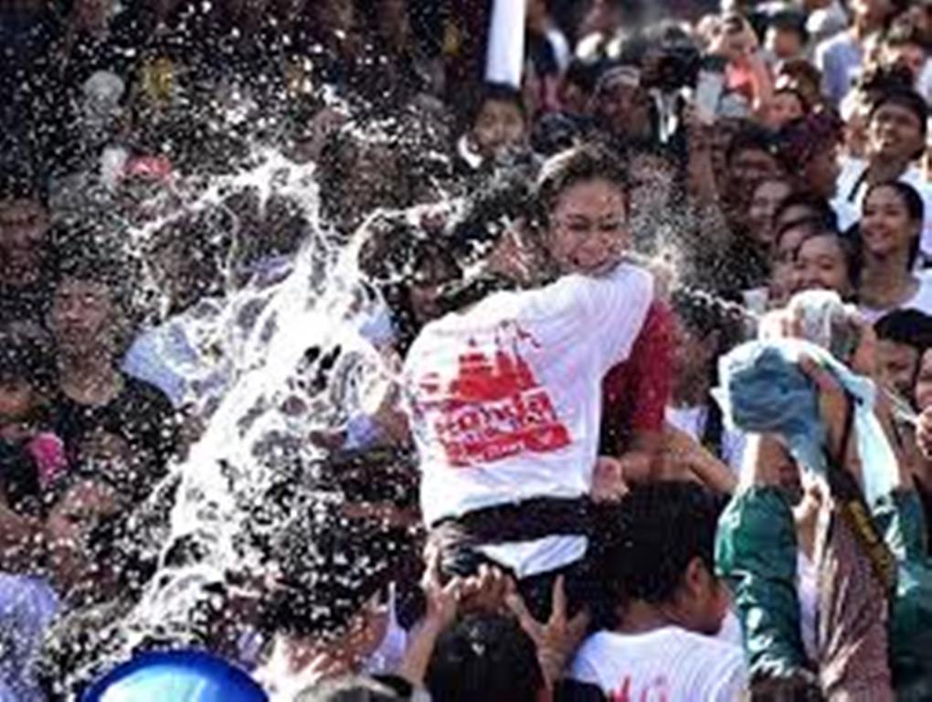 SESETAN: Omed-omedan merupakan salah satu saksi bisu sejarah Desa Sesetan, terkait dengan keris sakti Dalem Waturenggong hingga babad keluarga Bhujangga.