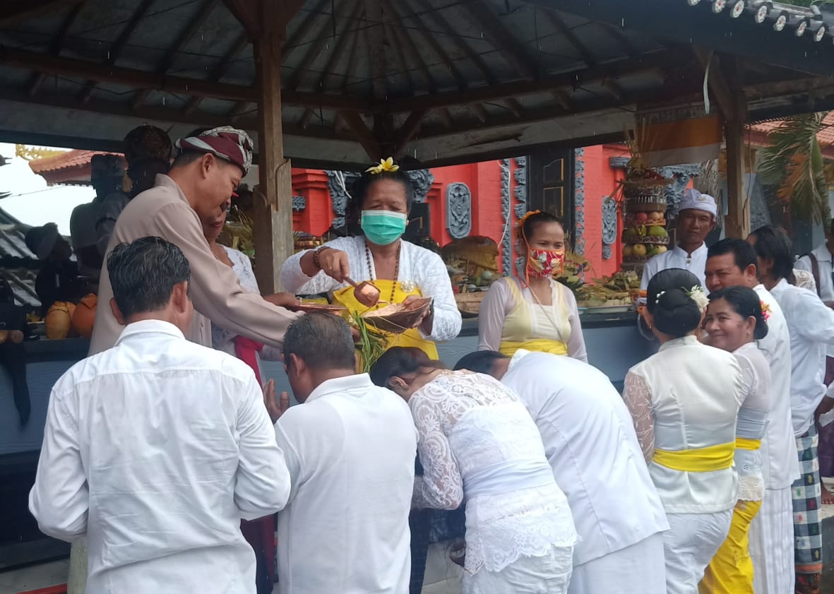 Prosesi Mawinten bagi umat Hindu Bali