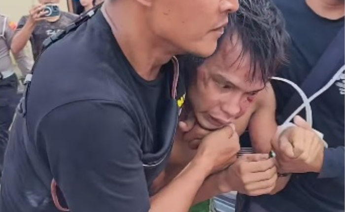 Indra Septiarman, tersangka pembunuhan Nia Kurnia Sari saat digelandang ke Mapolres Padang Pariaman.