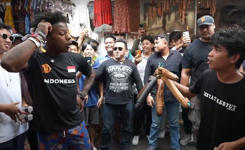 IshowSpeed saat di Pasar Seni Ubud, Bali.