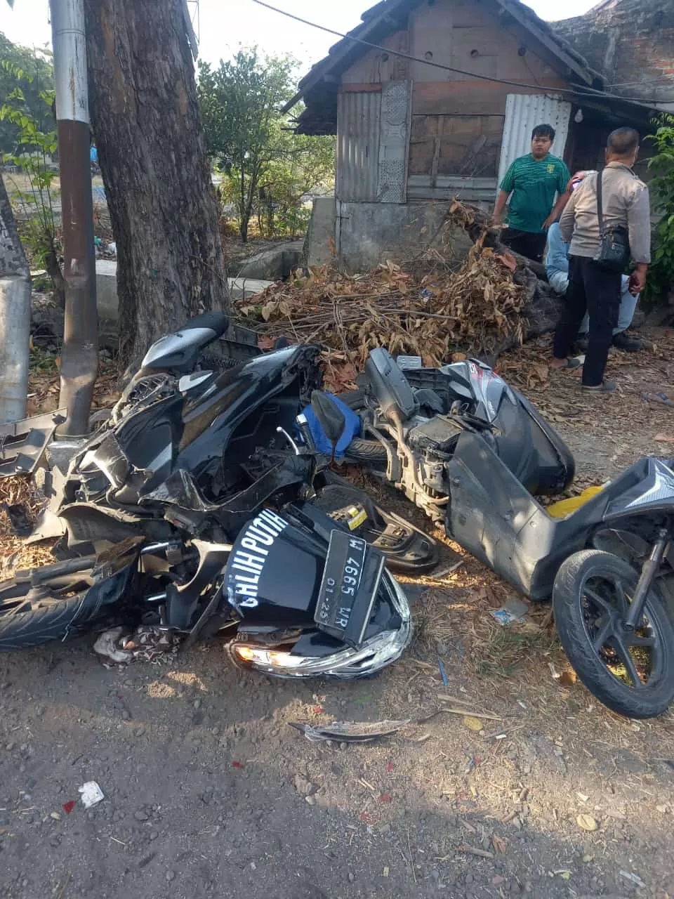 RUSAK : Kondisi kendaraan usai terlibat tabrakan beruntun di Balongbendo, Sidoarjo, Jumat (20/9). (IST)