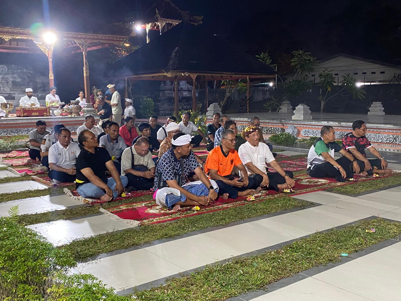 TNI-POLRI: Pura Agung Raksa Bhuana di Kota Medan, didirikan oleh anggota TNI-Polri bergama Hindu yang bertugas di Sumatera.