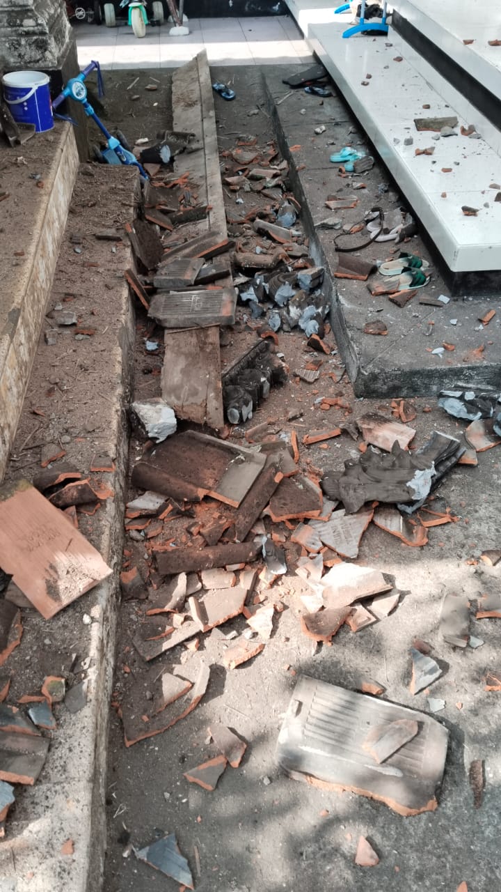 Rusak: Salah satu atap rumah warga di Sempidi, Badung, yang rusak akibat gempa. (Istimewa)