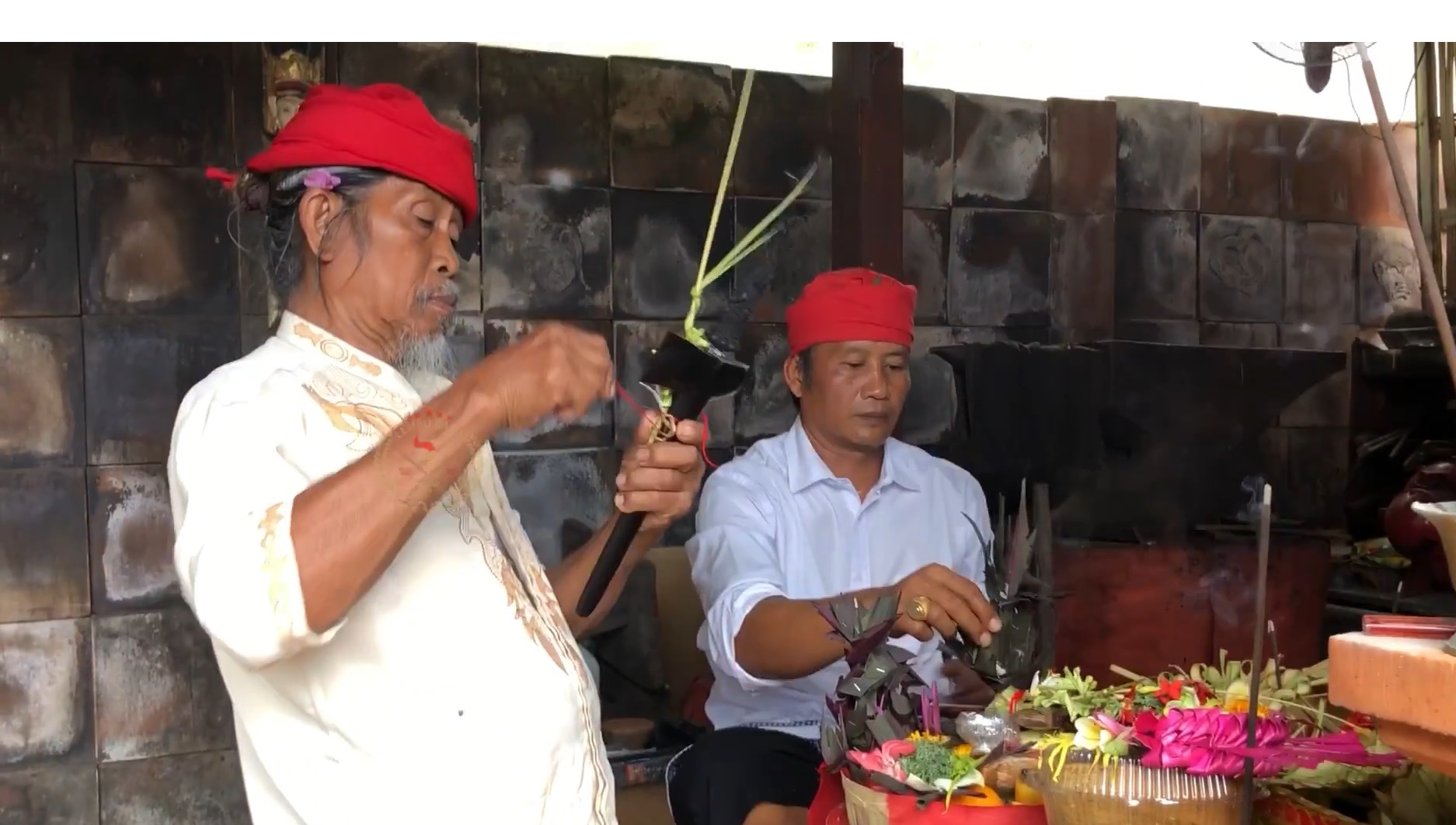 Tradisi Mepasupati pusaka saat Tumpek Landep bermakna menghidupkan kekuatan dasa bayu