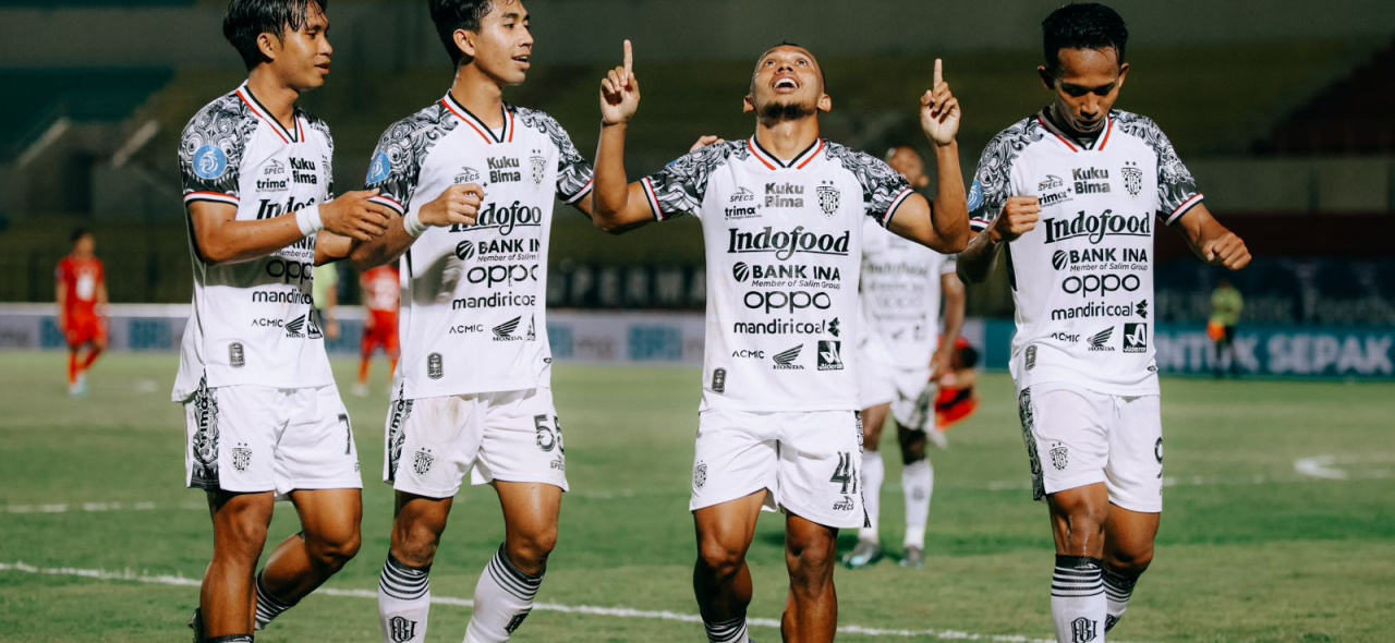 Para pemain Bali United merayakan gol Irfan Jaya (dua dari kanan) sekaligus penutup kemenangan atas Malut United.