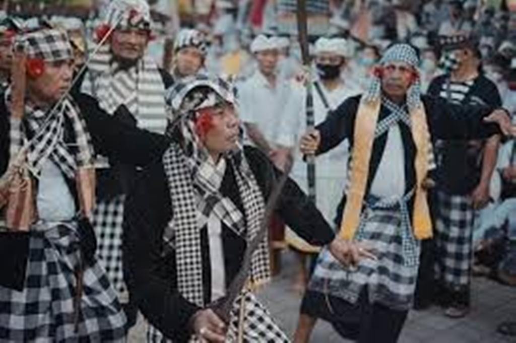 NANDA: Tradisi Nanda merupakan rangkaian dari pelaksanaan upacara piodalan di pura kawasan Denpasar, sebagai bentuk menjaga harmonisasi.