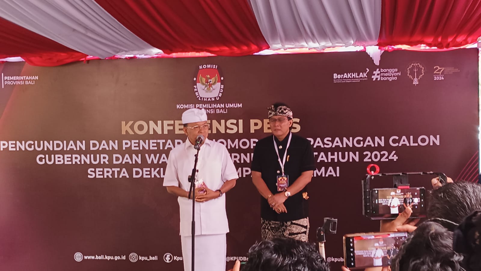 Paslon nomor urut 2 pada konferensi pers usai pengundian dan penetapan nomor paslon calon gubernur dan calon wakil gubernur Bali di Kantor KPU Bali, Senin (23/9)
