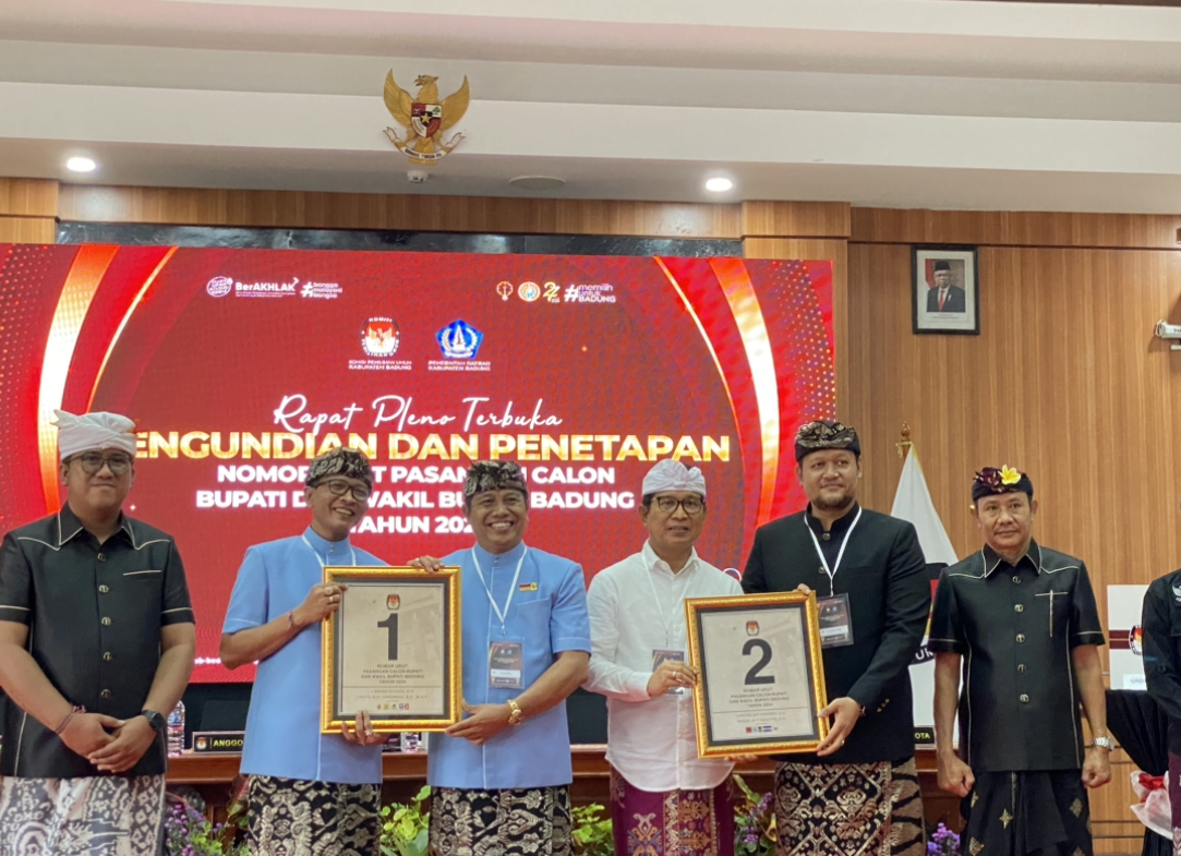 PENETAPAN: Paslon Suyadinata mendapatkan nomor urut 1 dan Adicipta yang memperoleh nomor urut 2 dalam pengundian di KPU Badung, Senin (23/9).