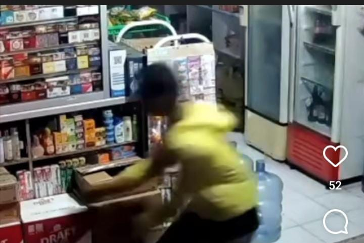 Seorang pemuda terakam kamera CCTV mencuri 1 dus bir