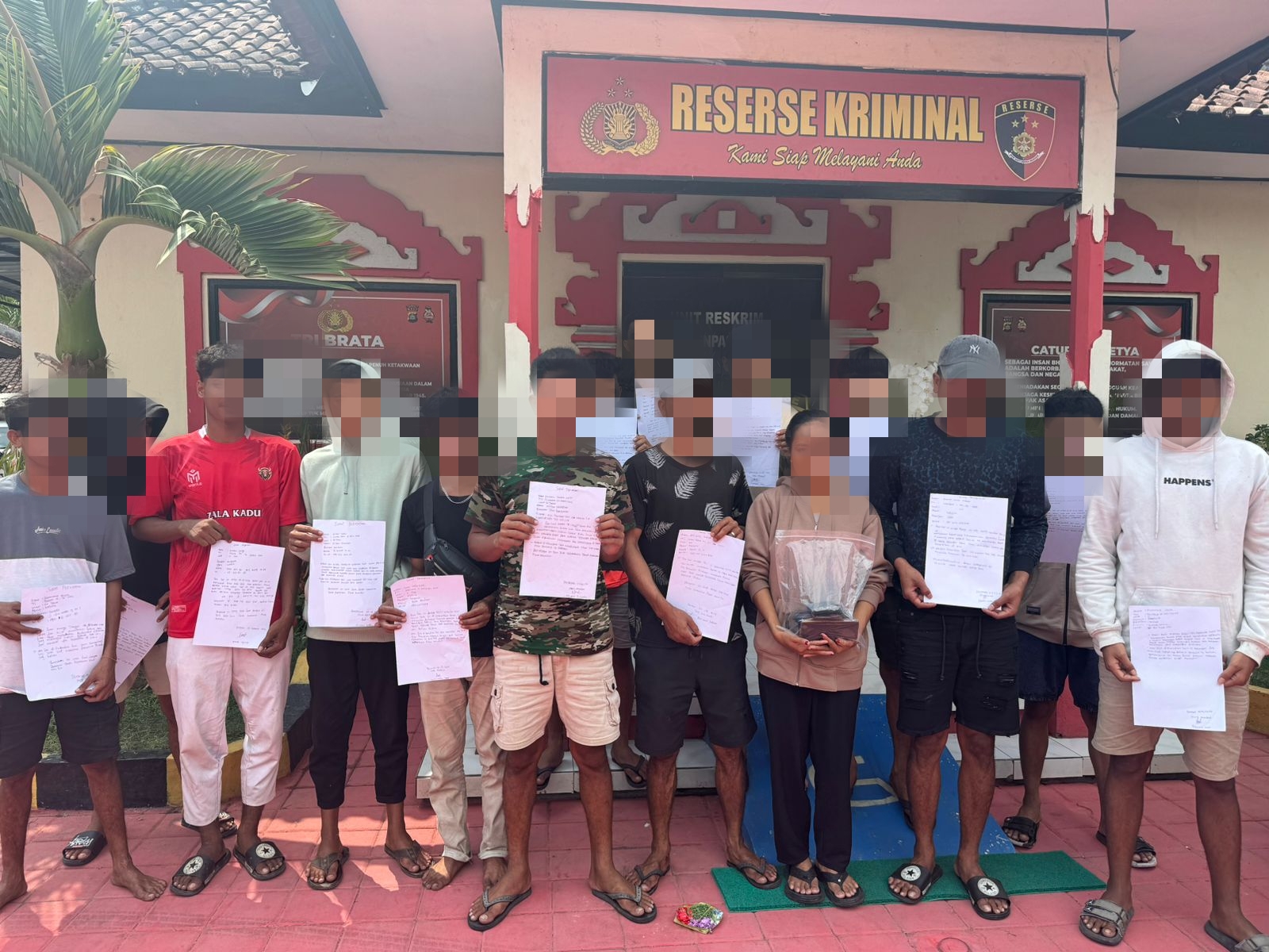 Dipulangkan: Belasan pemuda yang hendak bentrok  diamankan Polsek Densel, lalu dipulangkan dan tidak diproses hukum. (Bali Express/Humas Polresta Denpasar)