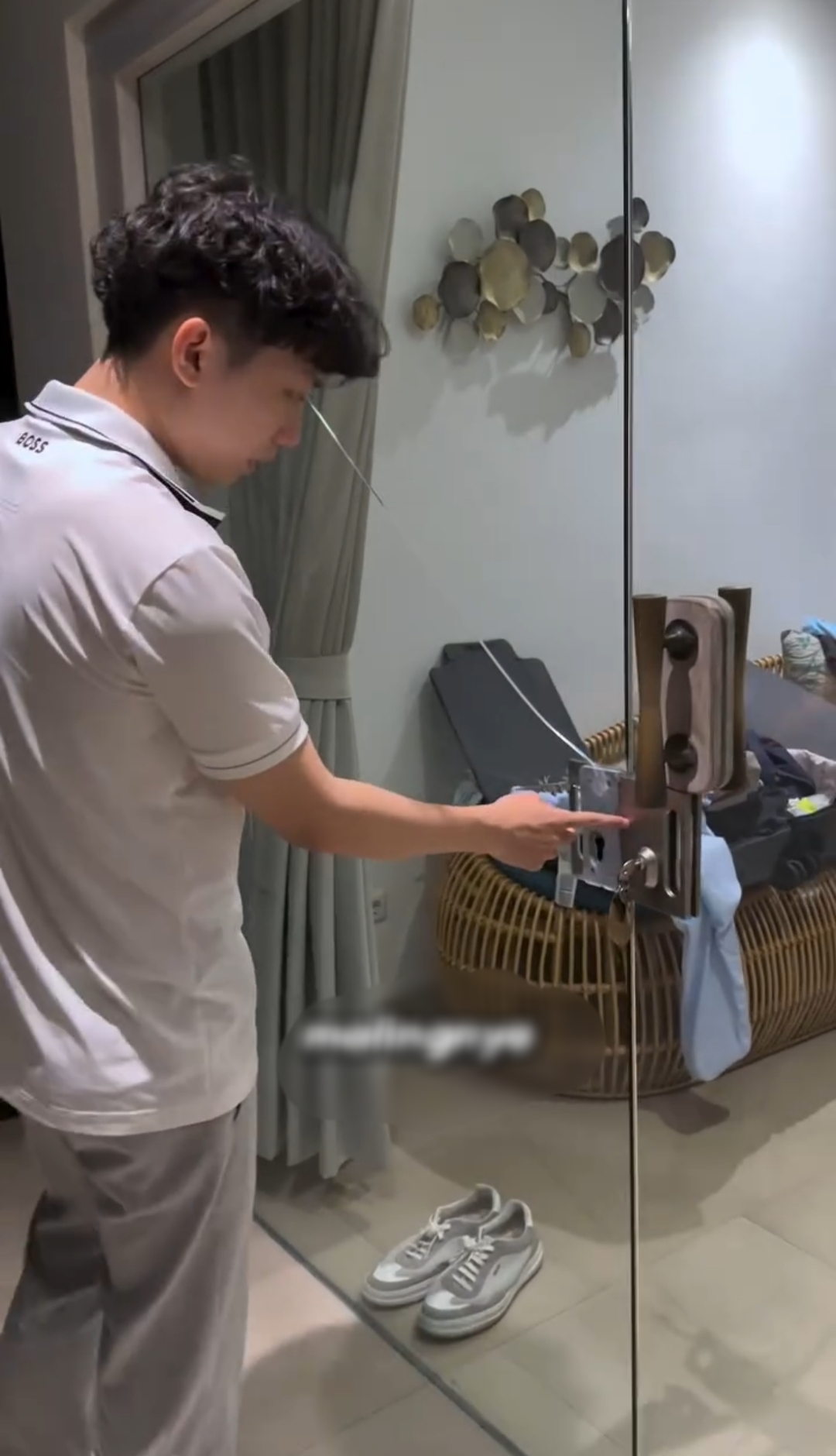 Willie Salim menunjukan pintu kaca villa yang pecah karena dicongkel maling. (Tangkapan layar Instagram @Willie27_)