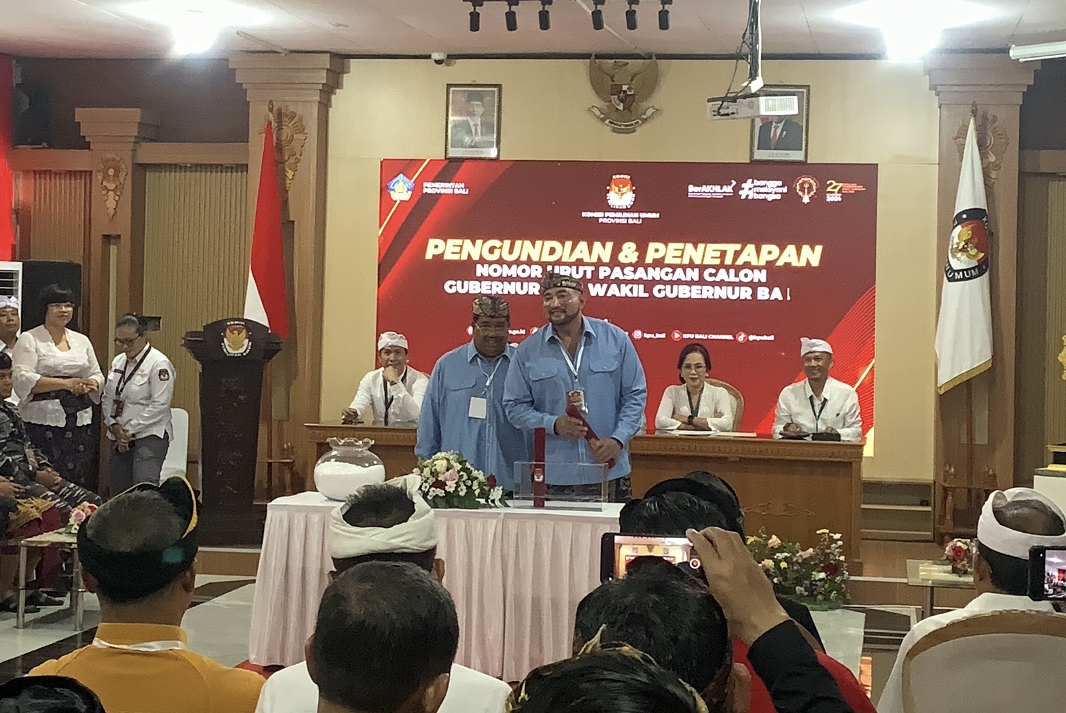HARAPAN:  Pasangan calon gubernur dan wakil gubernur Bali nomor urut 1, Made Muliawan Arya dan Putu Agus Suradnyana